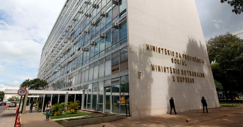 MINISTÉRIO DO TRABALHO PROÍBE EXIGÊNCIA DE CERTIFICADO DE VACINAÇÃO DO EMPREGADO
